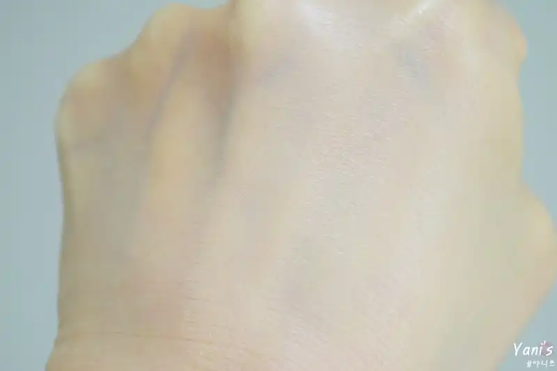 언니의파우치 리뷰 이미지 8 - [스킨 롱웨어 웨이트리스 파운데이션 [웜 포슬린]]