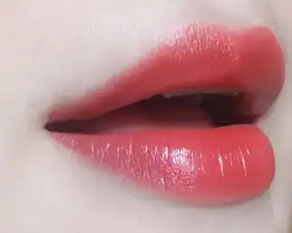 언니의파우치 리뷰 이미지 9 - [따뚜아쥬 꾸뛰르 타투 틴트 [17 언컨벤셔널 코랄]]
