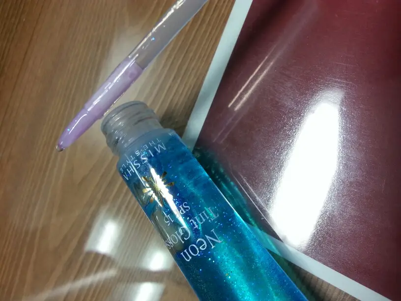 선택된 언니의파우치 리뷰 이미지 - [[더 스타일] 네온 틴트 글로스 SPF15 (마린 블루)]