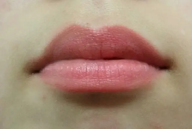 선택된 언니의파우치 리뷰 이미지 - [오버걸 엣지 립크레용 BE01 그윽한 분위기 베이지]