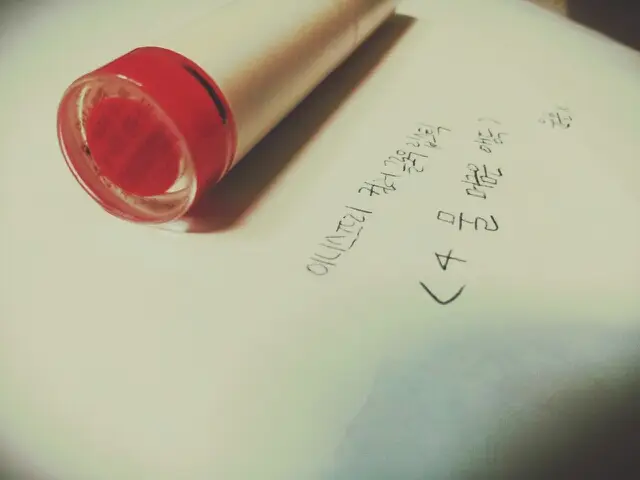 선택된 언니의파우치 리뷰 이미지 - [컬러 글로우 립스틱4호 물 머금은 앵두 레드]