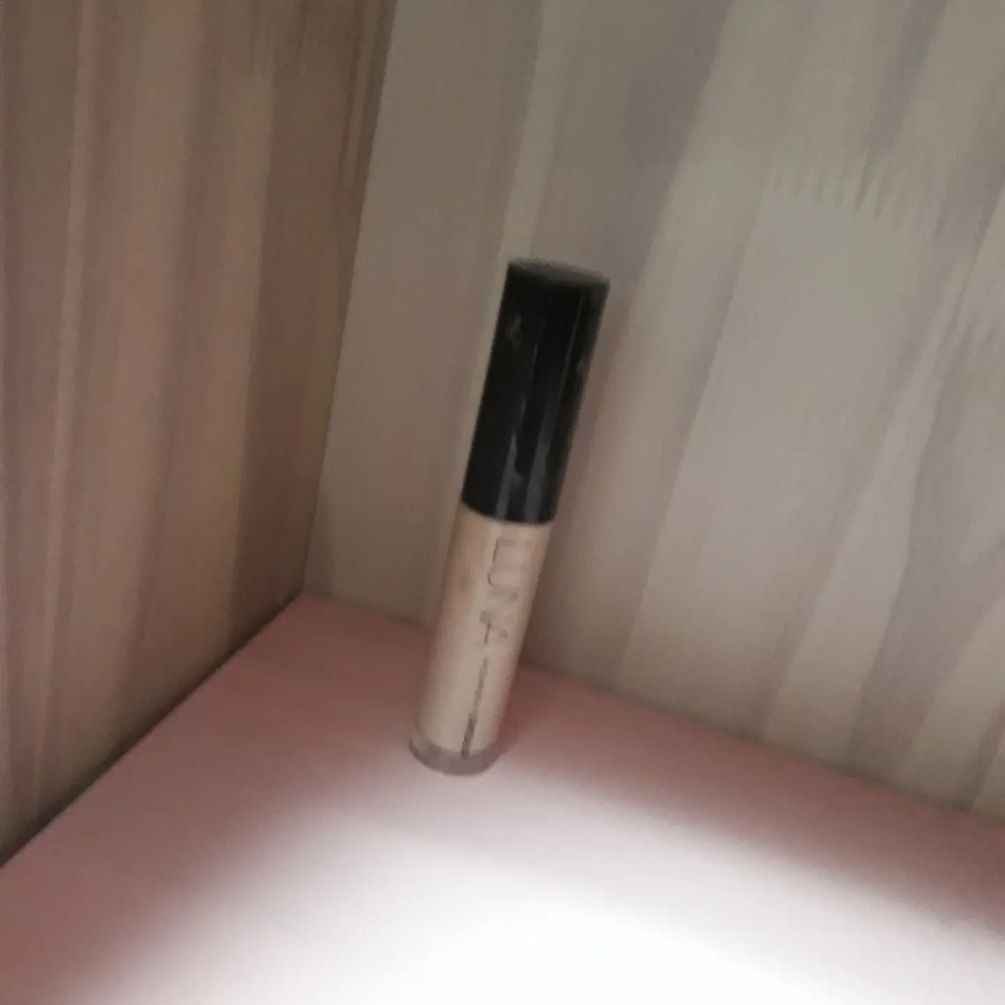 선택된 언니의파우치 리뷰 이미지 - [롱래스팅 팁 컨실러 [01호 라이트 베이지]]