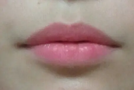 선택된 언니의파우치 리뷰 이미지 - [[더 스타일] 롱웨어 쿠션 립 크레용 [돌리코랄]]