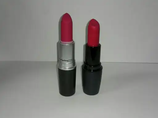 레트로 매트 립스틱 [릴렌트리슬리 레드]