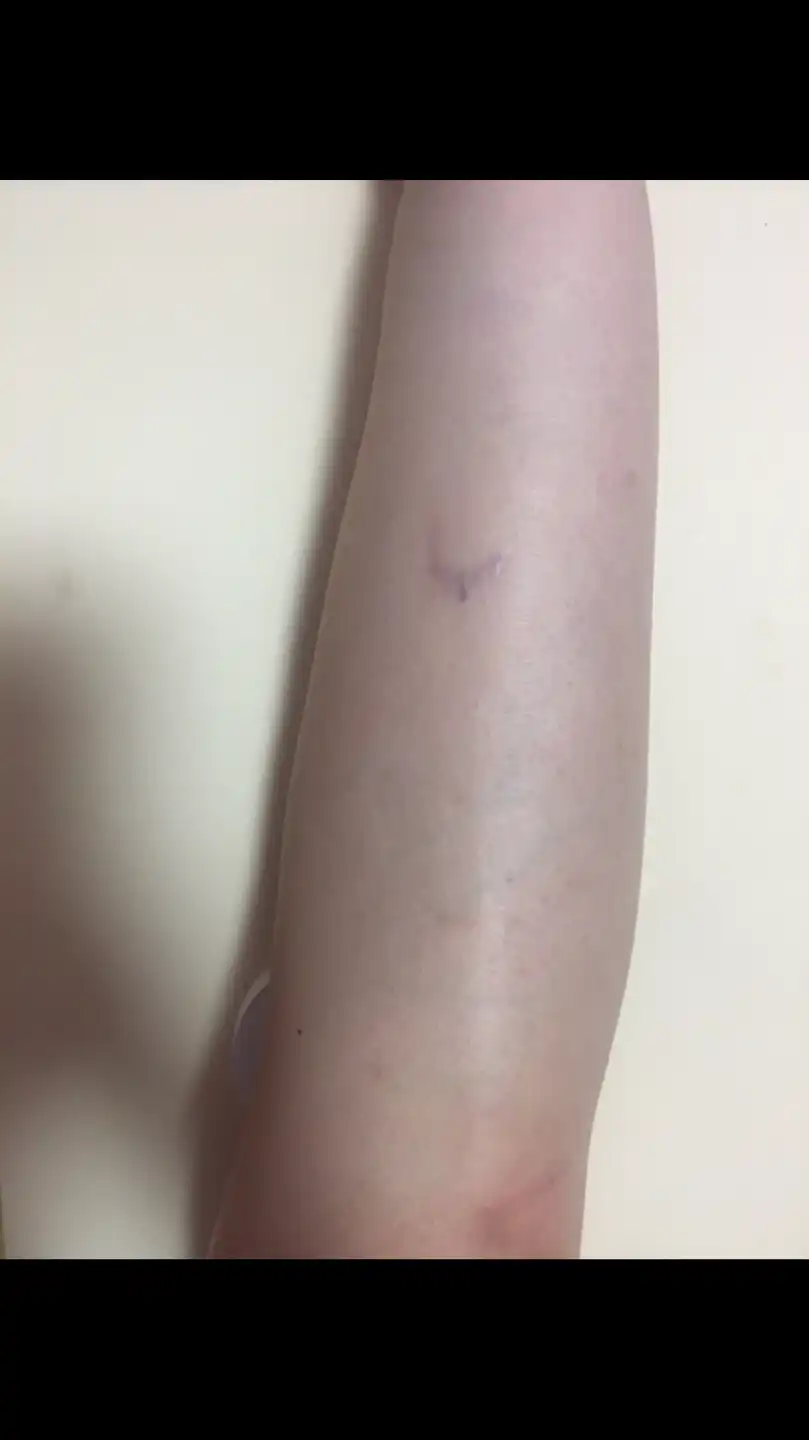 언니의파우치 리뷰 이미지 8 - [디올스킨 누드 내추럴 글로우 래디언트 파운데이션 [010 아이보리]]