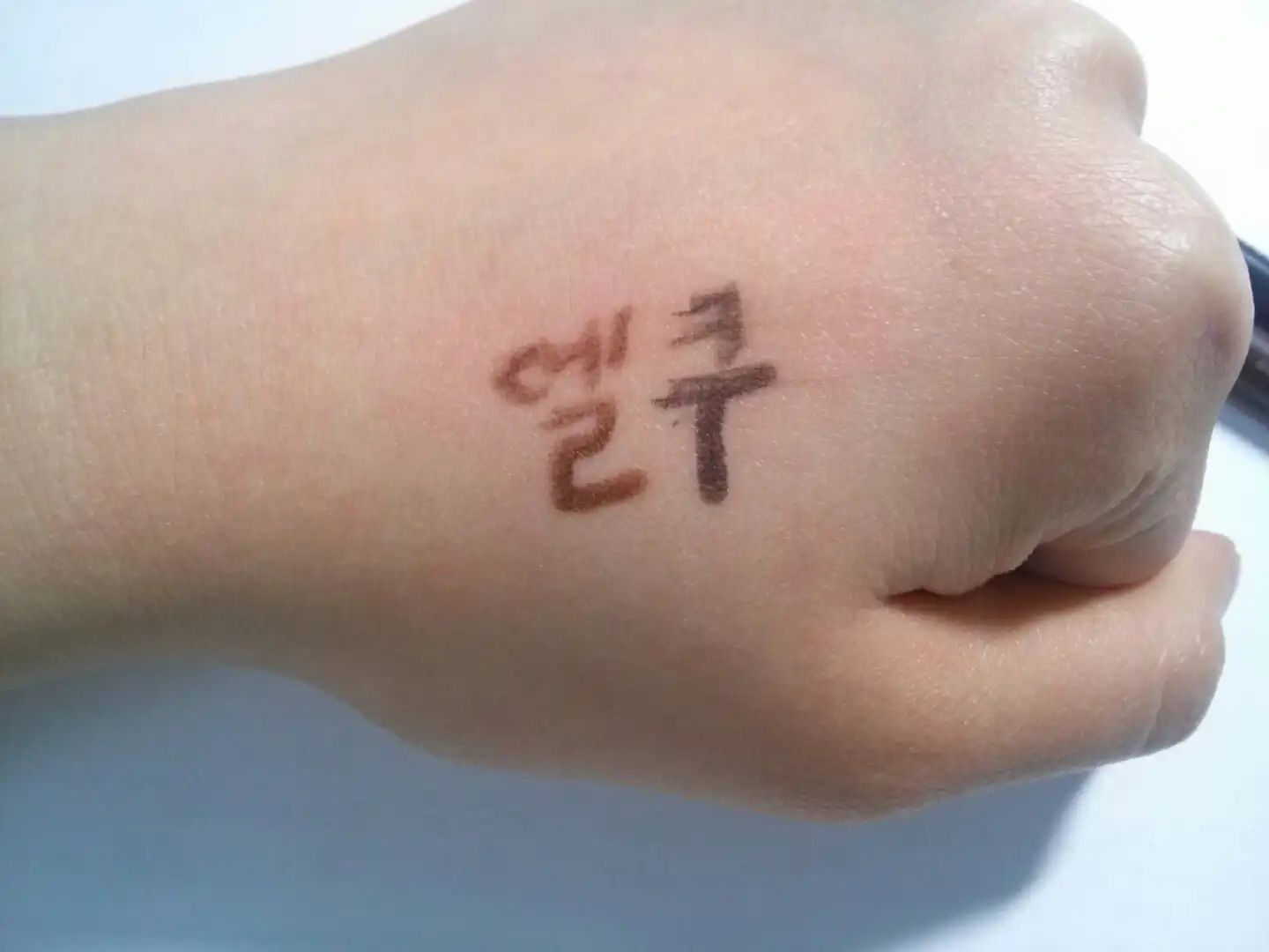 언니의파우치 리뷰 이미지 7 - [에코 소울 파워프루프 초슬림 아이라이너 [BK01 나이트 블랙]]