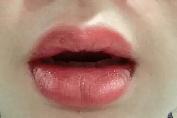 언니의파우치 리뷰 이미지 5 - [비비드 터치 모이스처 립스틱 18호 레드 버건디]