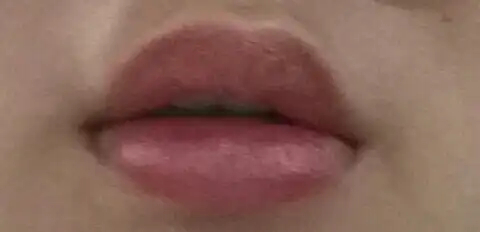 언니의파우치 리뷰 이미지 6 - [비비드 터치 모이스처 립스틱 18호 레드 버건디]