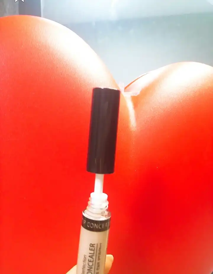 언니의파우치 리뷰 이미지 3 - [커버 퍼펙션 팁 컨실러 [01 클리어 베이지]]