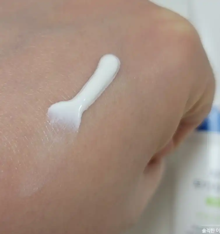 언니의파우치 리뷰 이미지 3 - [라운드랩 자작나무 무기자차 선크림 50ml]