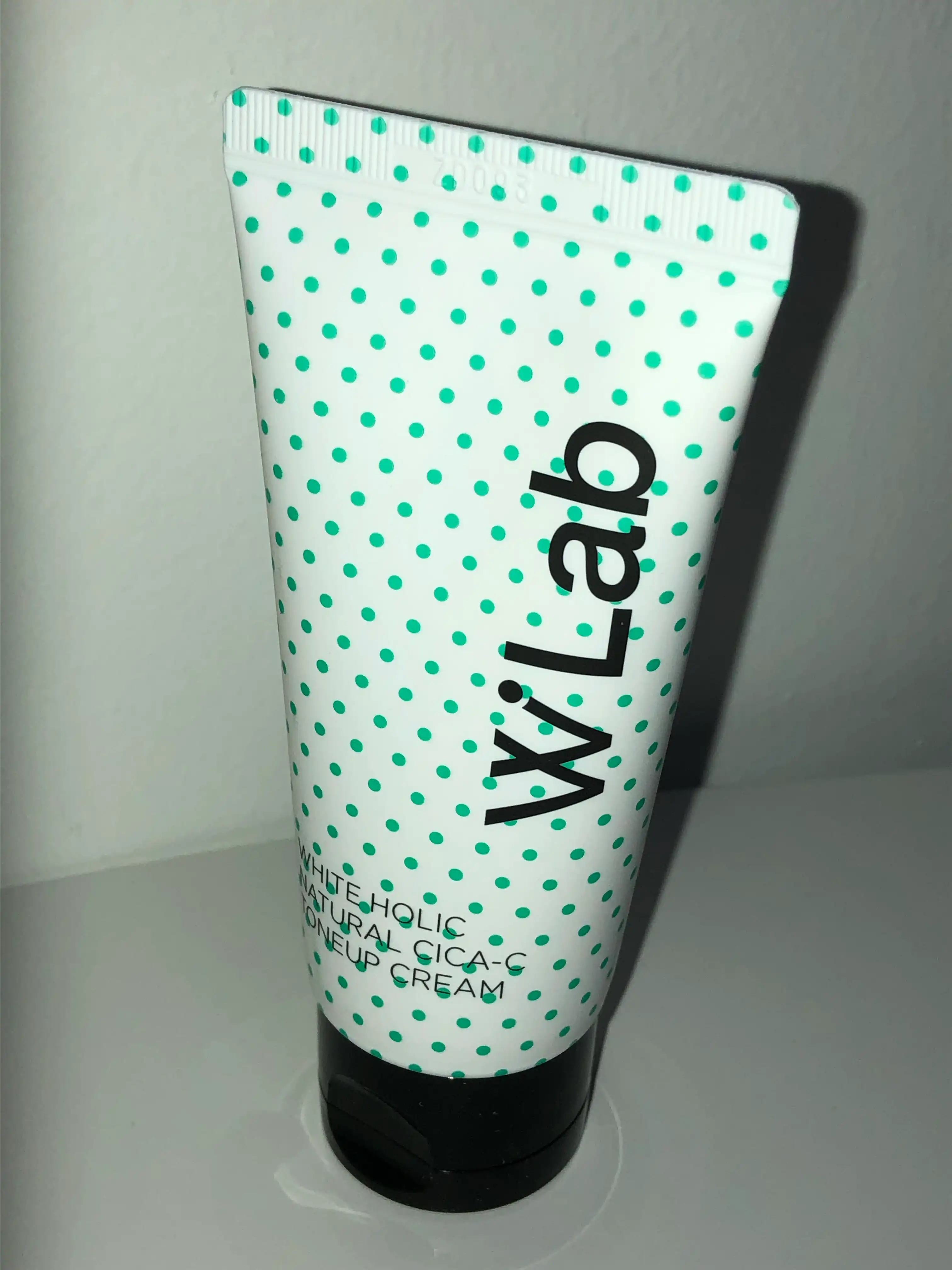 화이트 홀릭 네츄럴 시카씨 톤업 크림