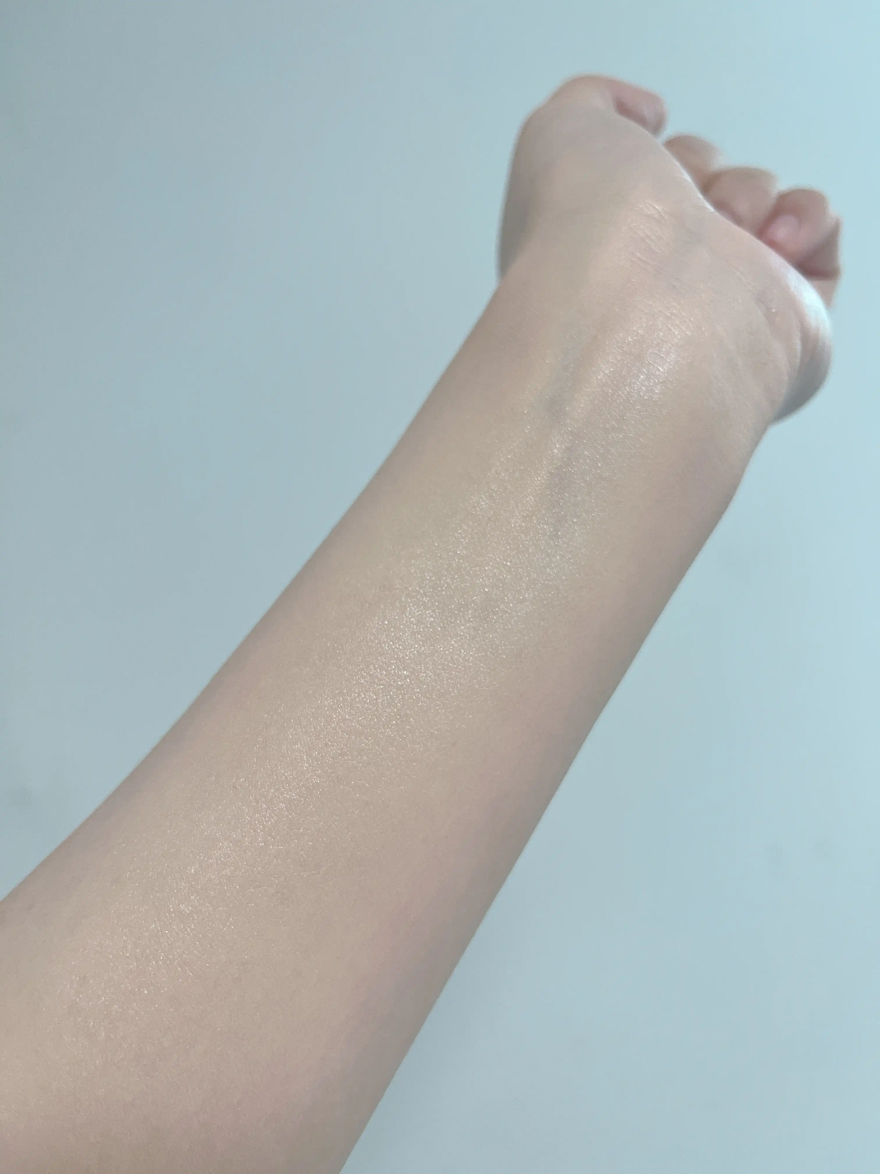 언니의파우치 리뷰 이미지 3 - [퓨처리스트 아쿠아 브릴리언스 리퀴드 메이크업 [1W1]]