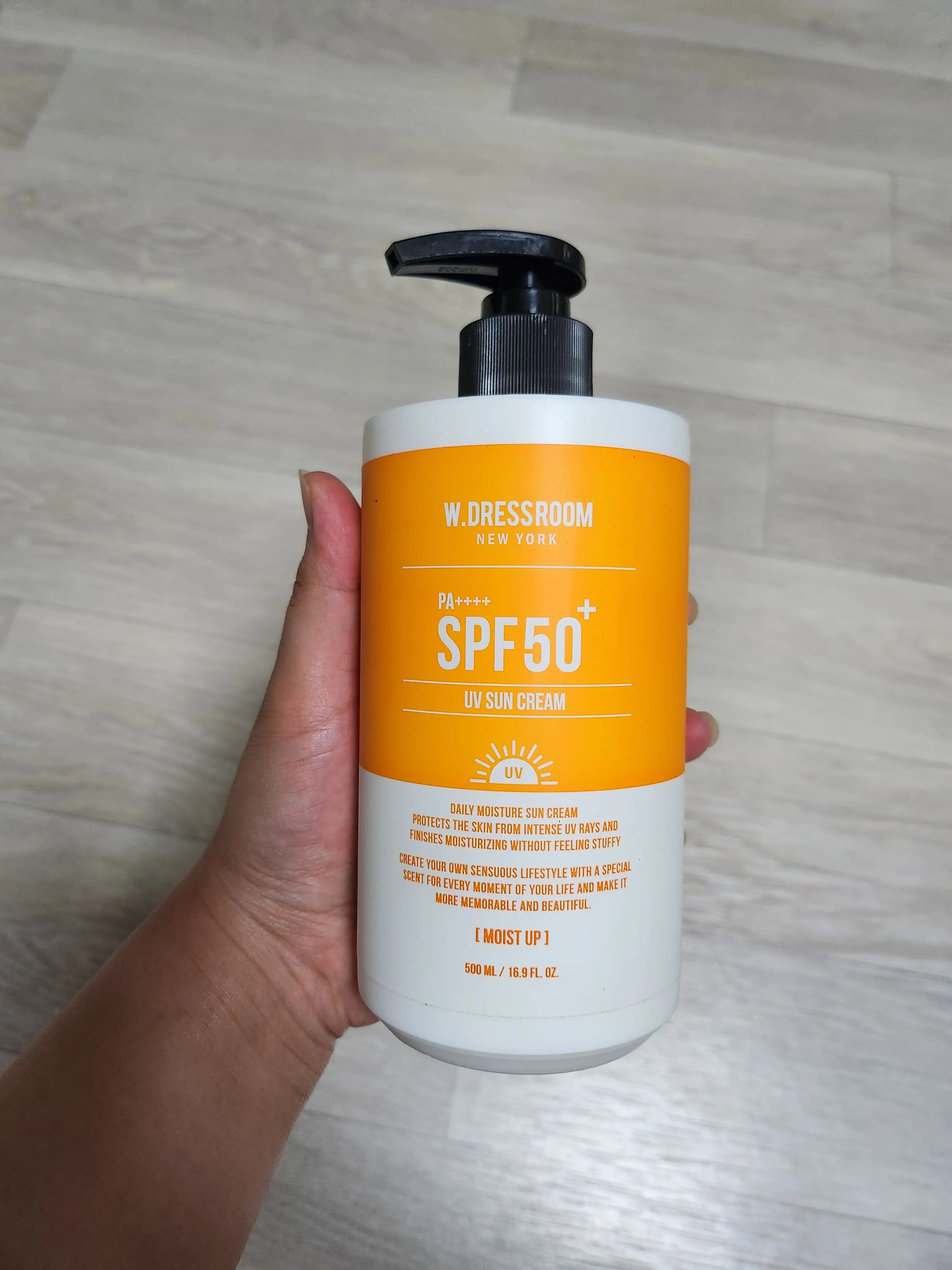 선택된 언니의파우치 리뷰 이미지 - [더블유드레스룸 모이스처라이징 선크림 SPF50+ PA++++, 500ml]