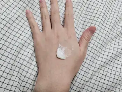 언니의파우치 리뷰 이미지 3 - [잉글리쉬 페어 앤 프리지아 핸드 크림]