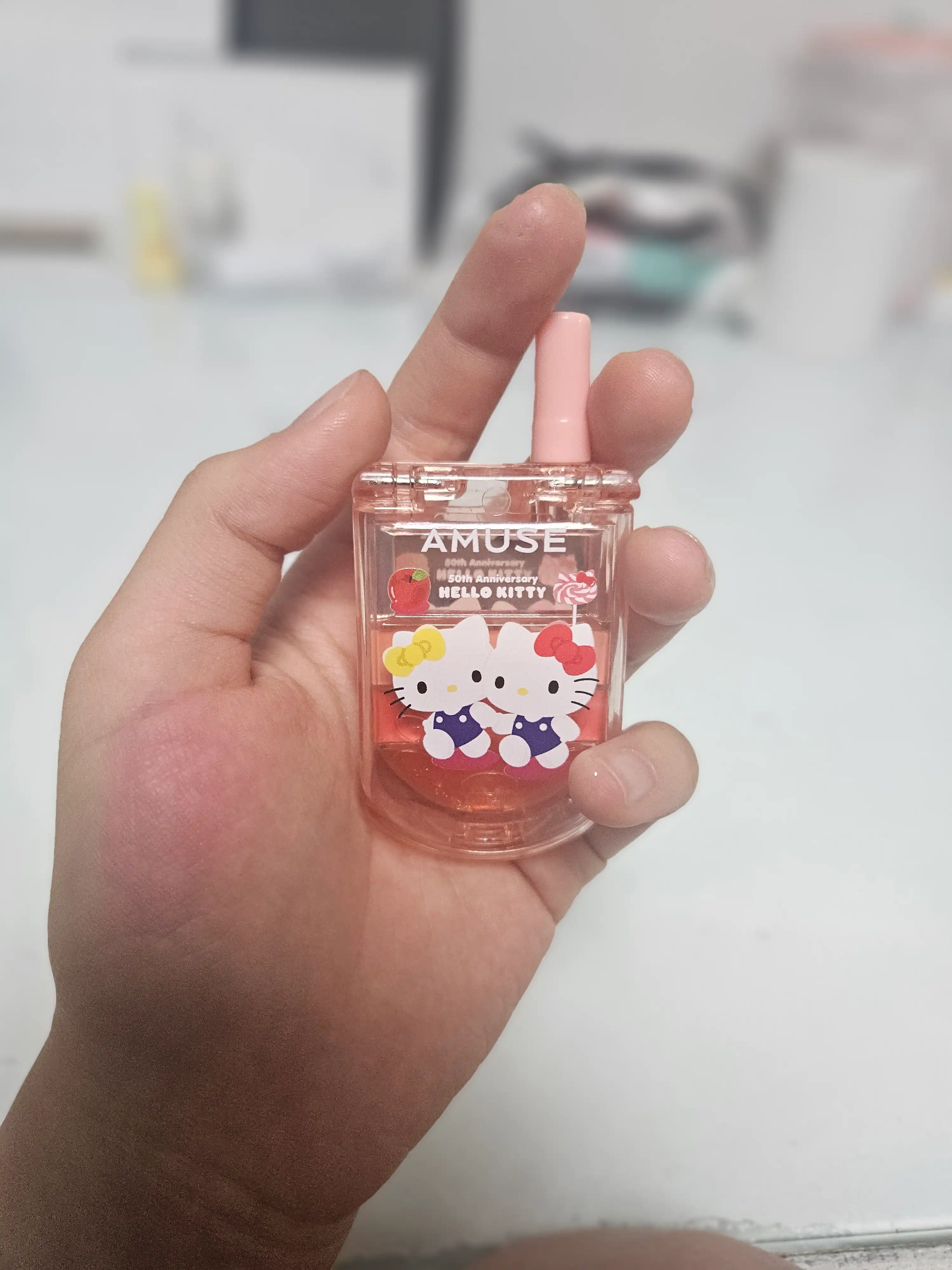 언니의파우치 리뷰 이미지 3 - [(헬로키티 에디션) 립 앤 치크 핸드폰]
