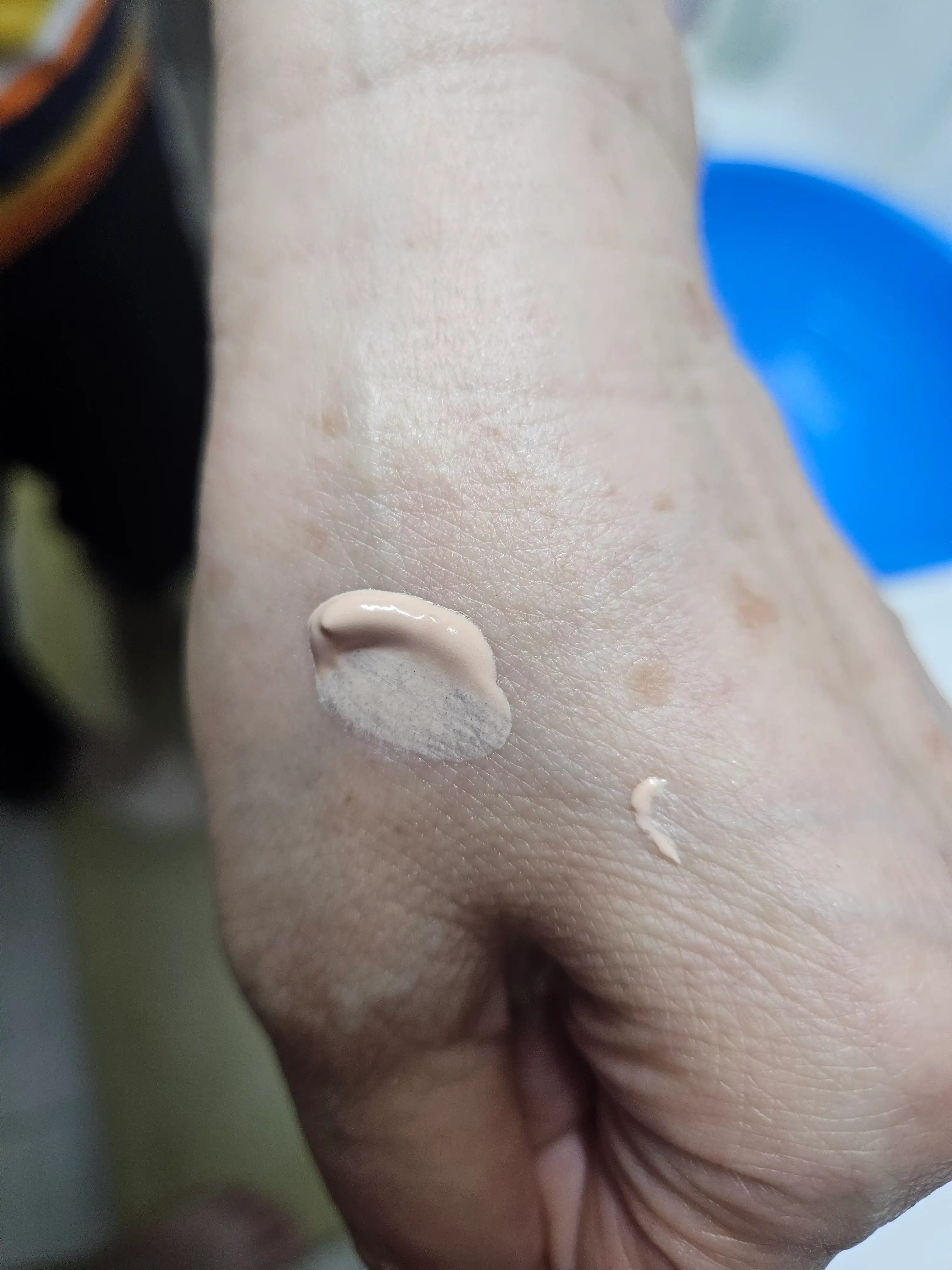 언니의파우치 리뷰 이미지 2 - [(아떼X마루는강쥐) 비건 릴리프 톤업 선 에센스]