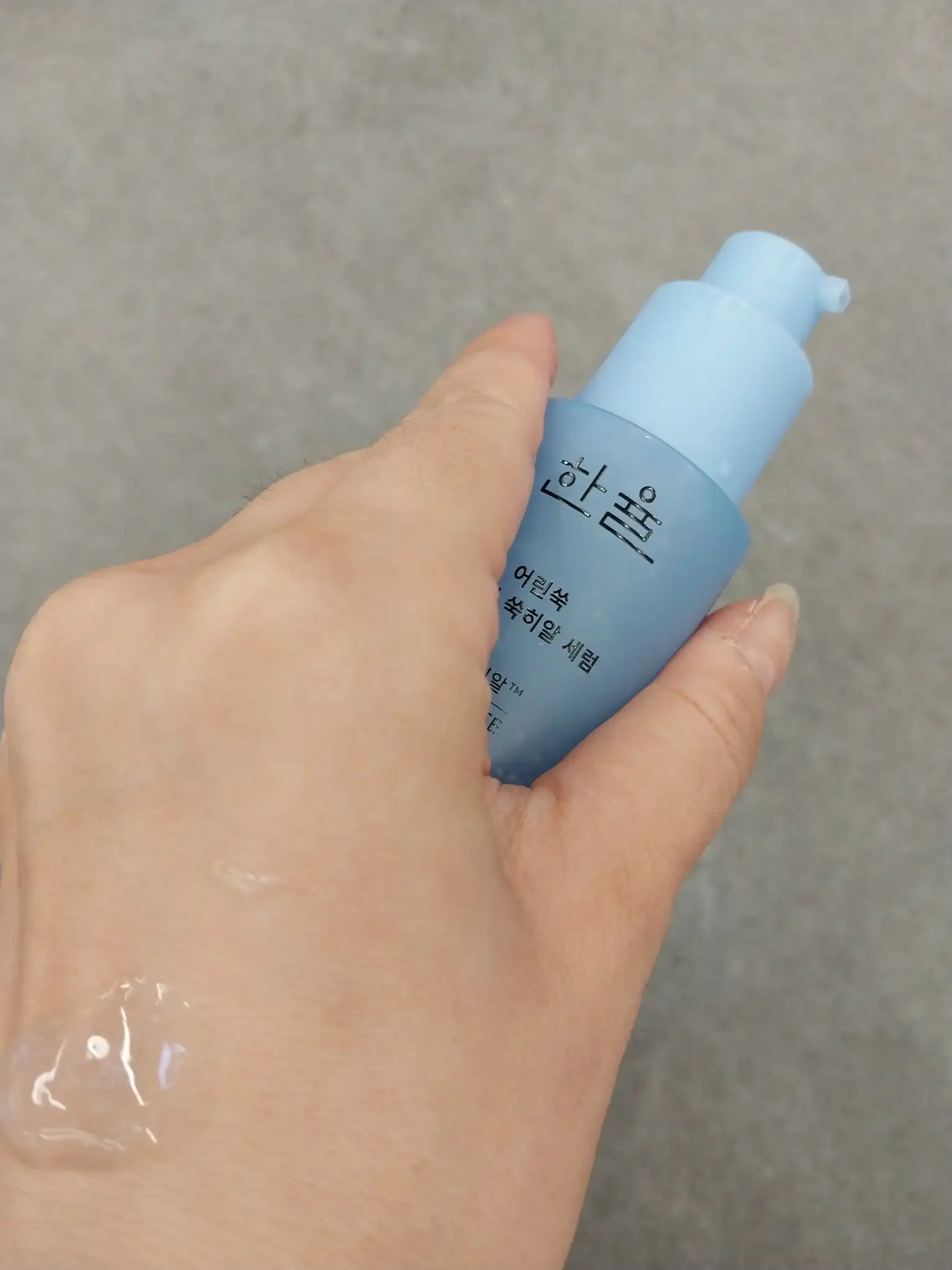 언니의파우치 리뷰 이미지 3 - [어린쑥 속수분 쑥히알 세럼]
