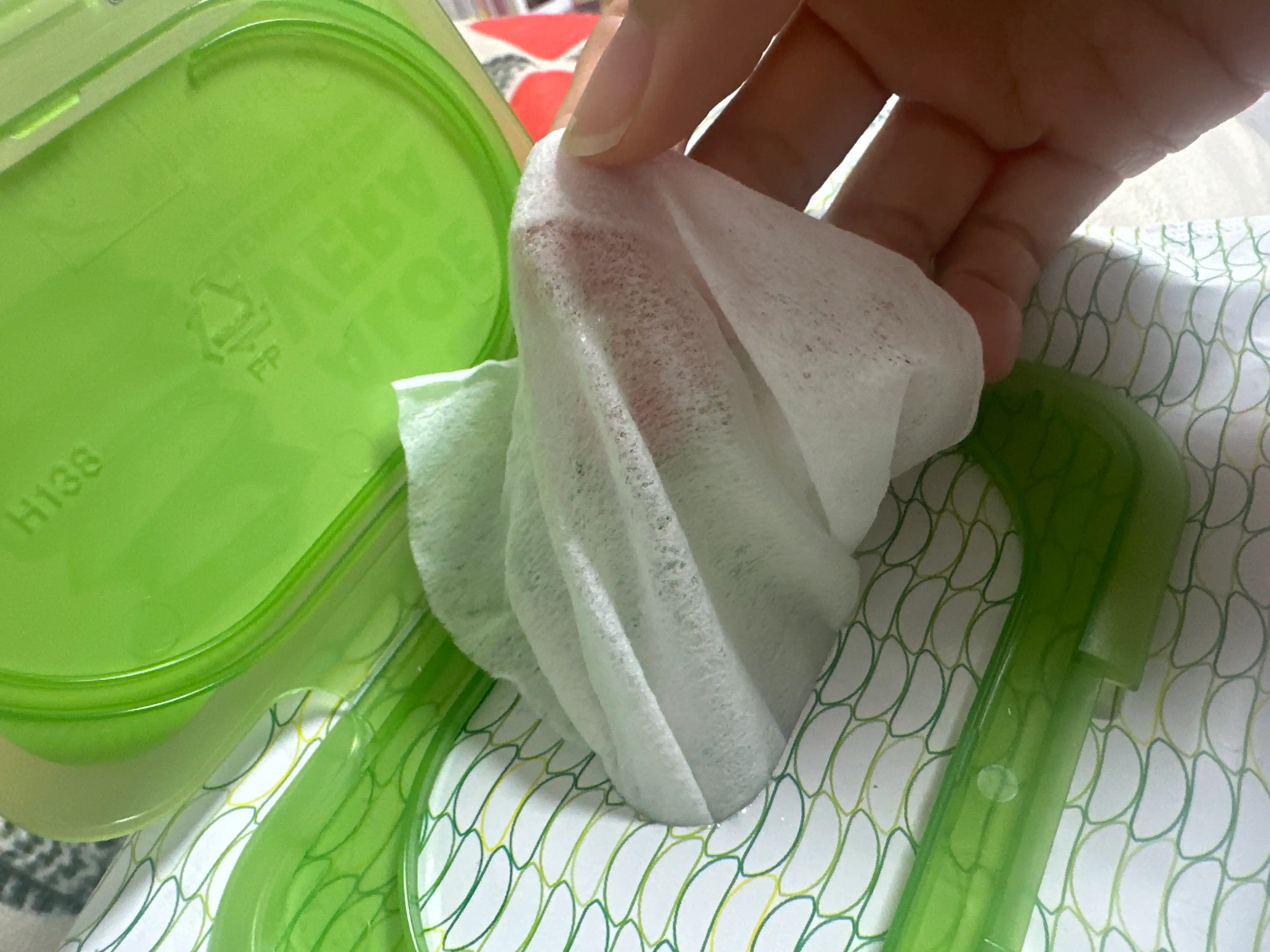 언니의파우치 리뷰 이미지 2 - [수딩 앤 모이스처 알로에베라 클렌징 티슈]