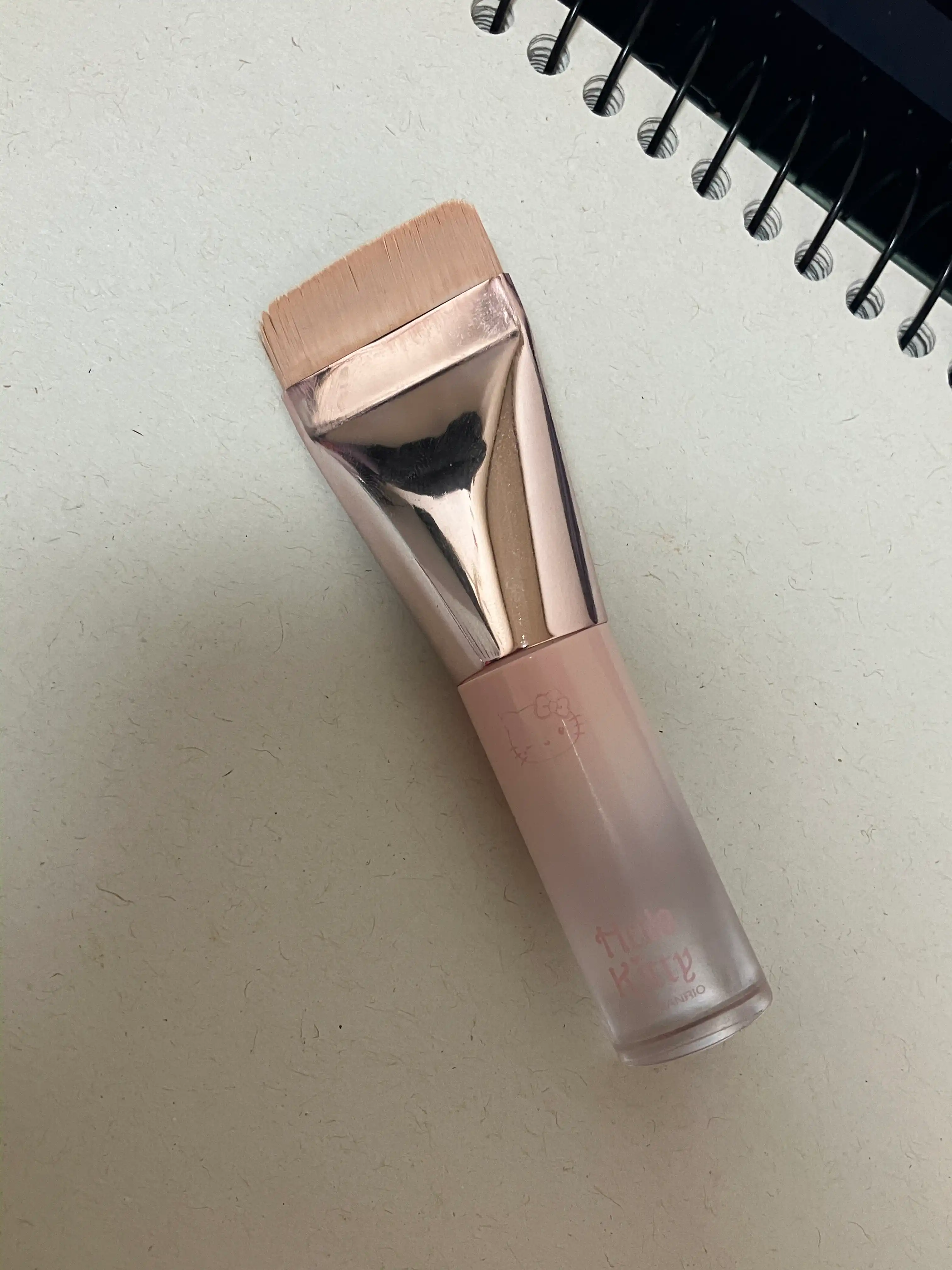 언니의파우치 리뷰 이미지 2 - [(필리밀리X헬로키티 천사와악마) 미니 스파츌라 브러시 828]