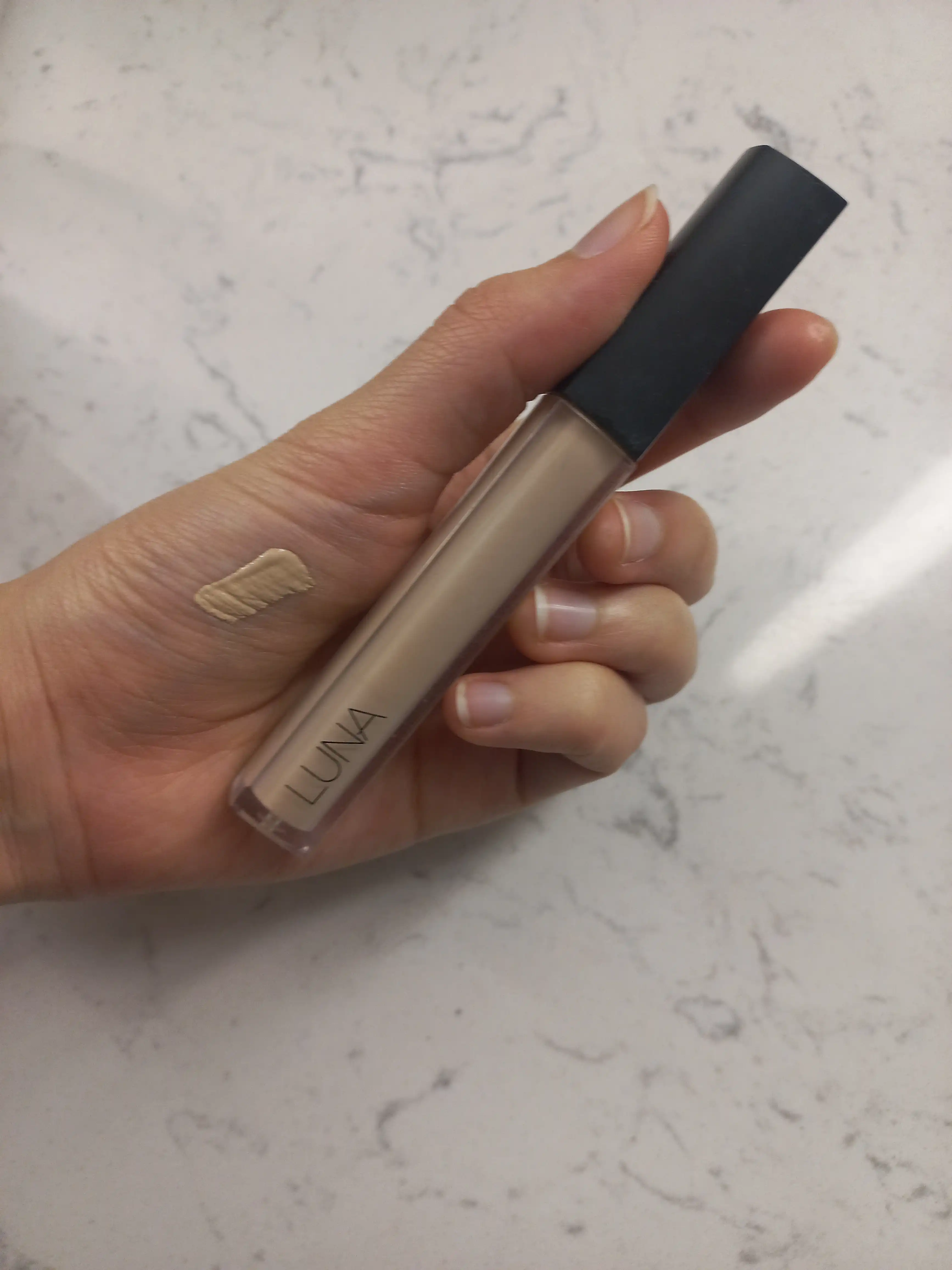 언니의파우치 리뷰 이미지 2 - [롱래스팅 팁 컨실러]