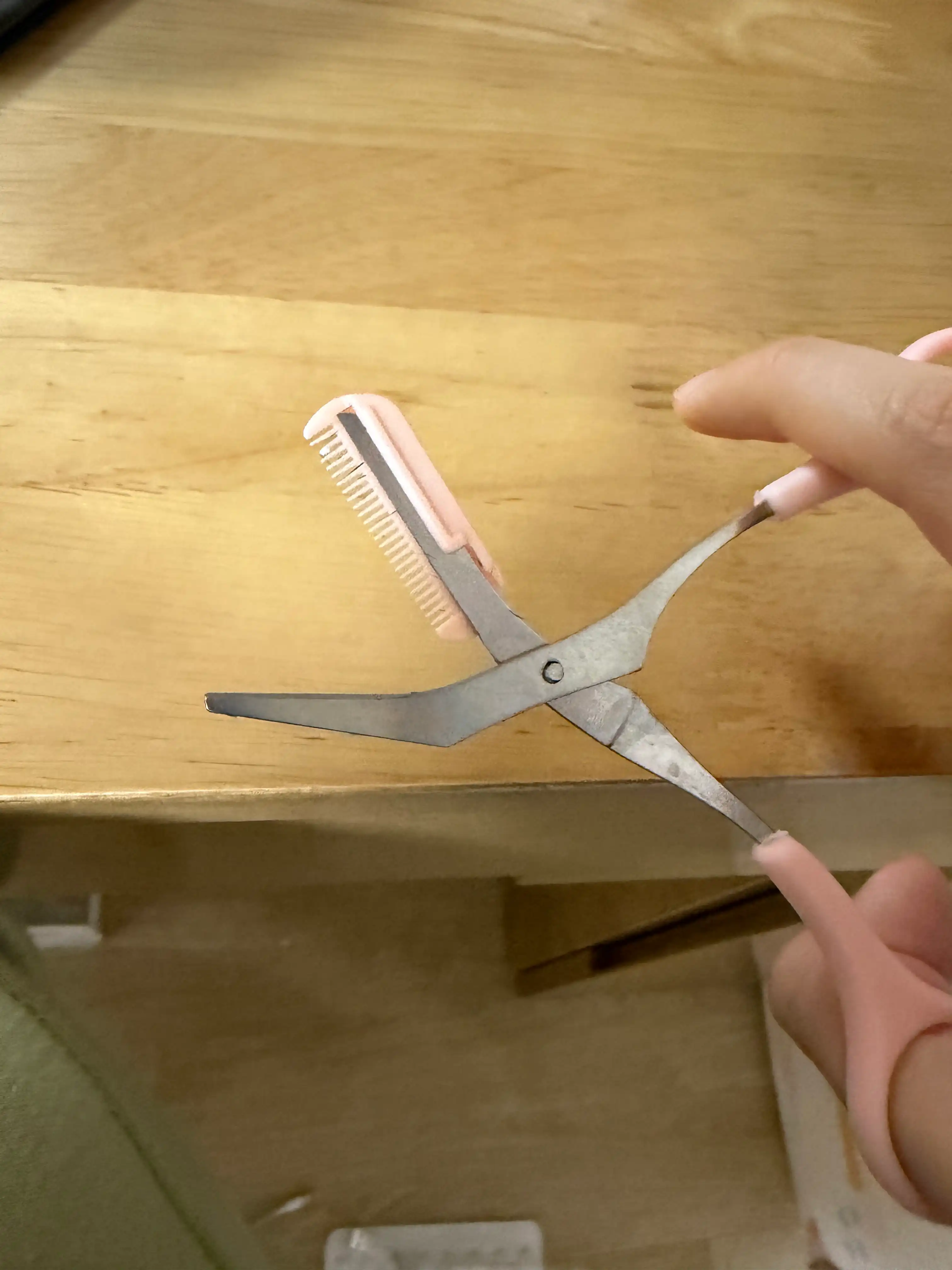 언니의파우치 리뷰 이미지 2 - [러블리 빗 달린 눈썹 가위]