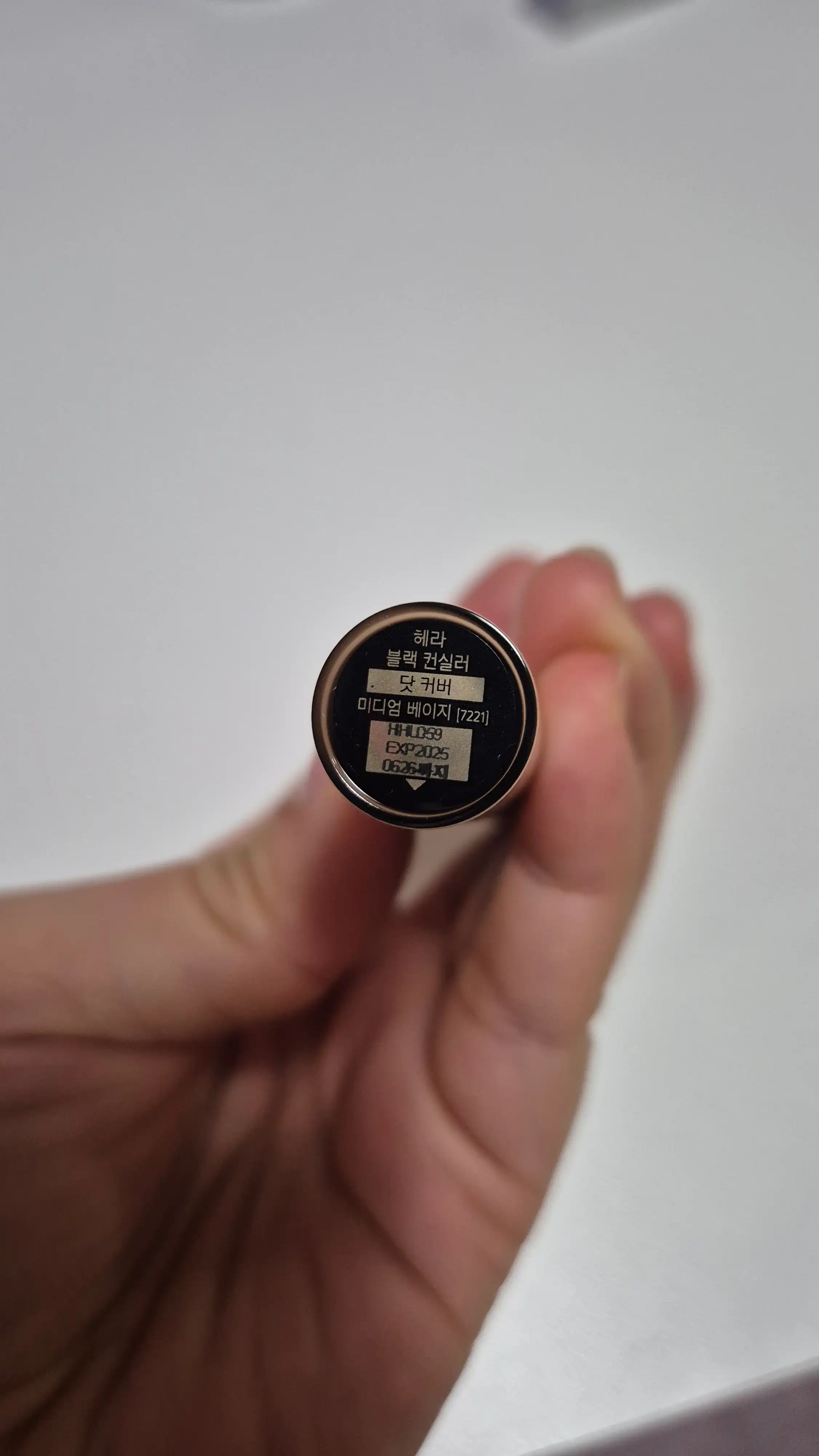 언니의파우치 리뷰 이미지 2 - [블랙 컨실러 닷 커버 [미디엄 베이지]]