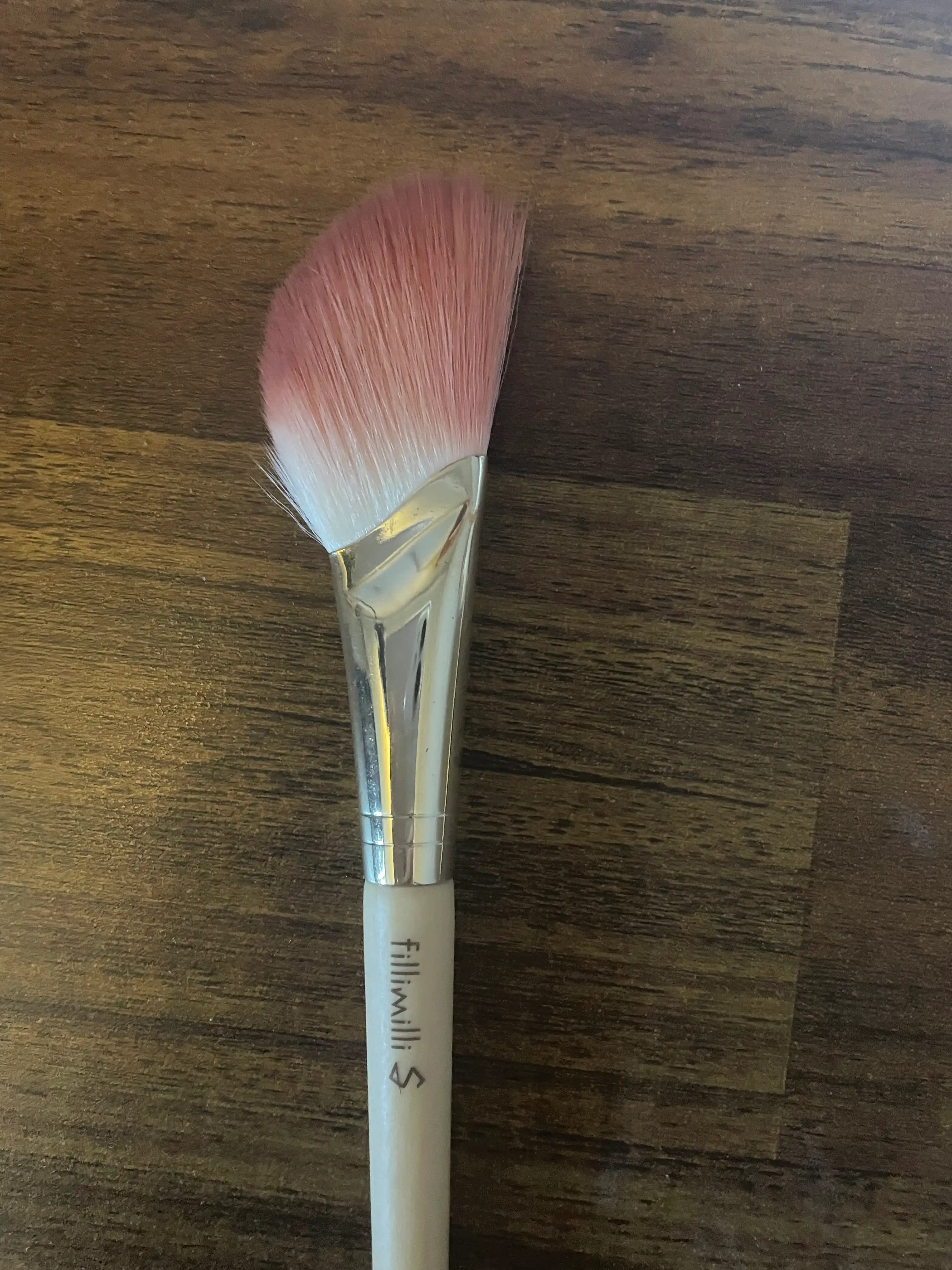 언니의파우치 리뷰 이미지 2 - [에어리 블러 파우더 브러시 886]