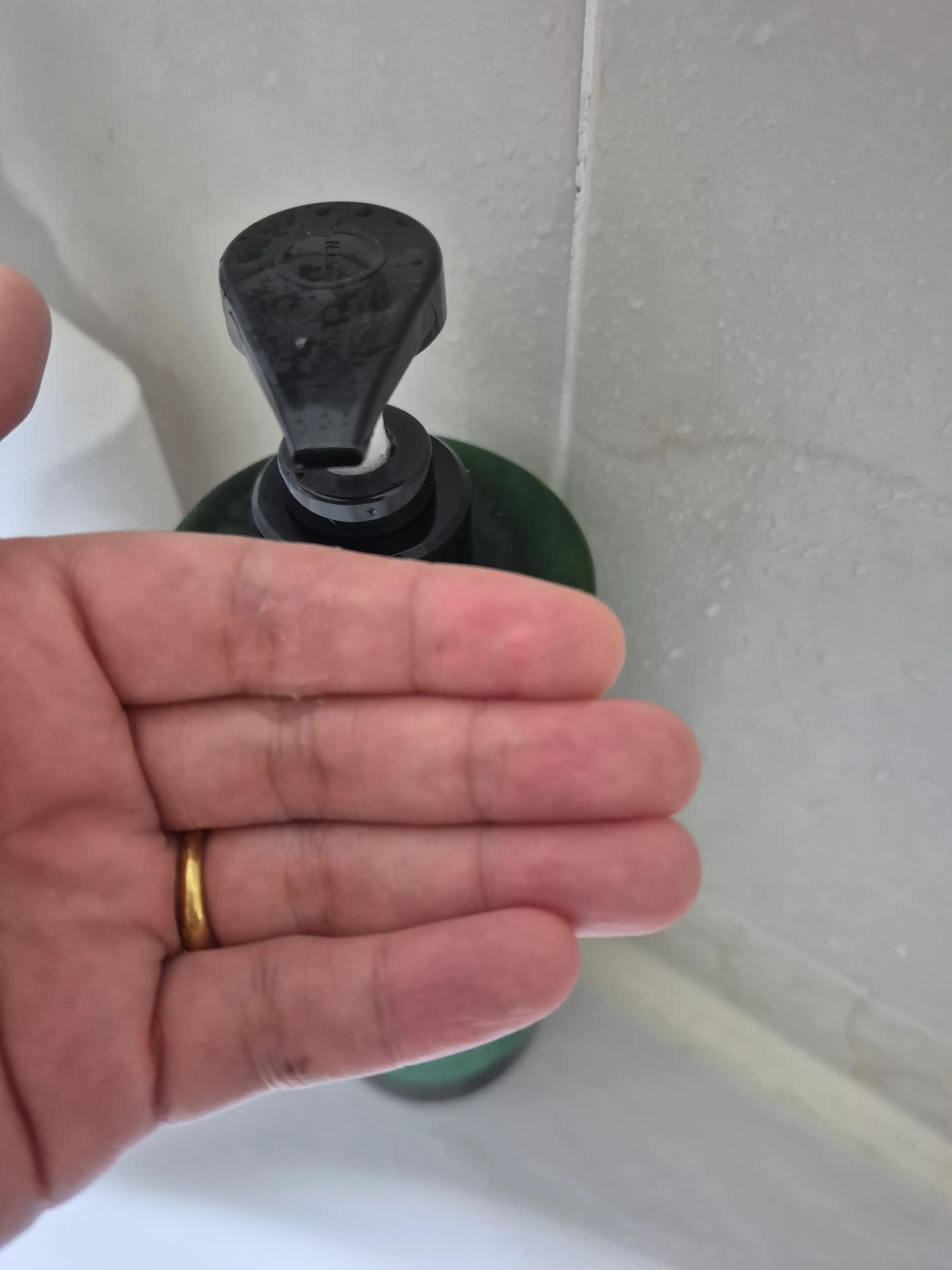 언니의파우치 리뷰 이미지 3 - [리얼네이처 티트리오일 샴푸]