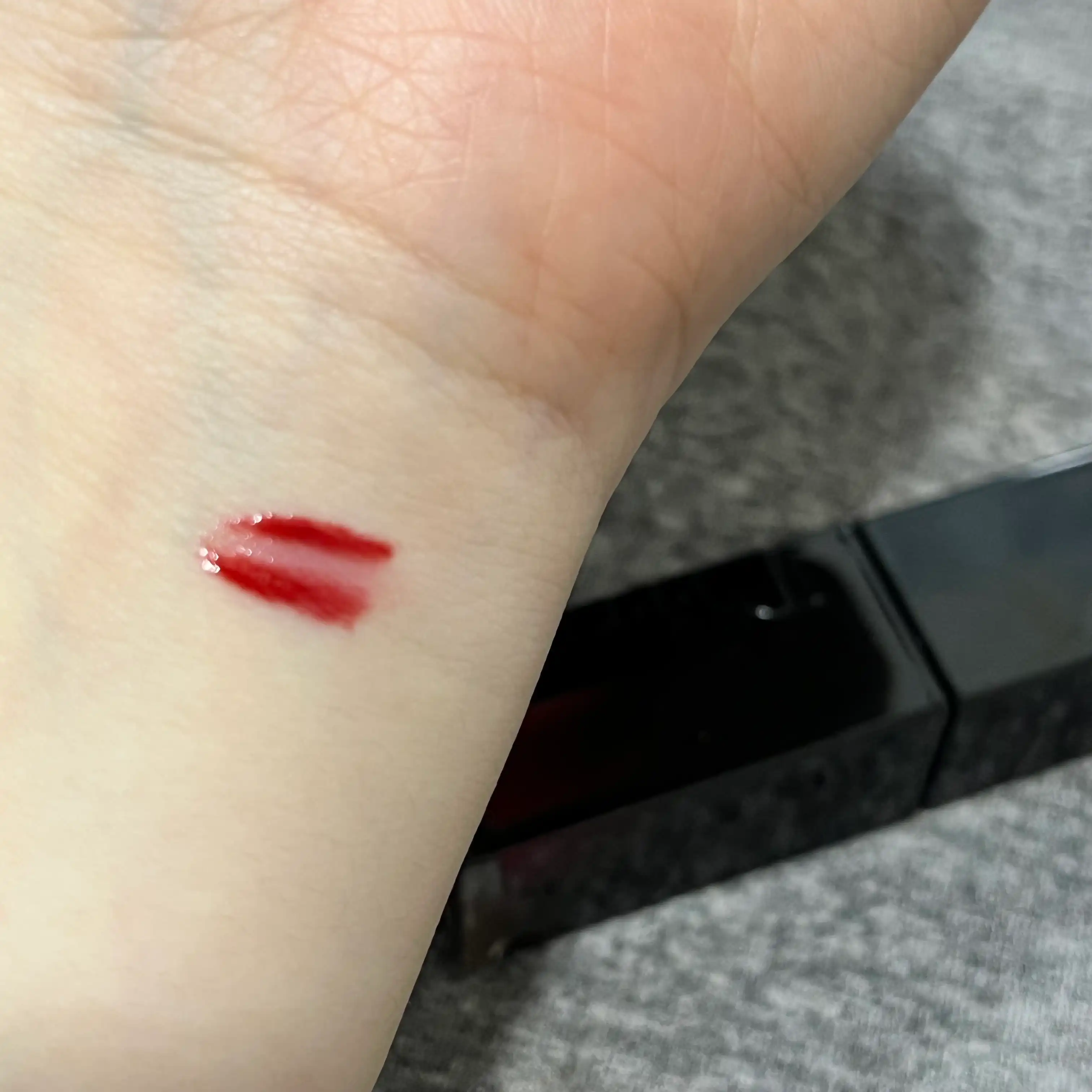 언니의파우치 리뷰 이미지 3 - [블러글로이 립 틴트]