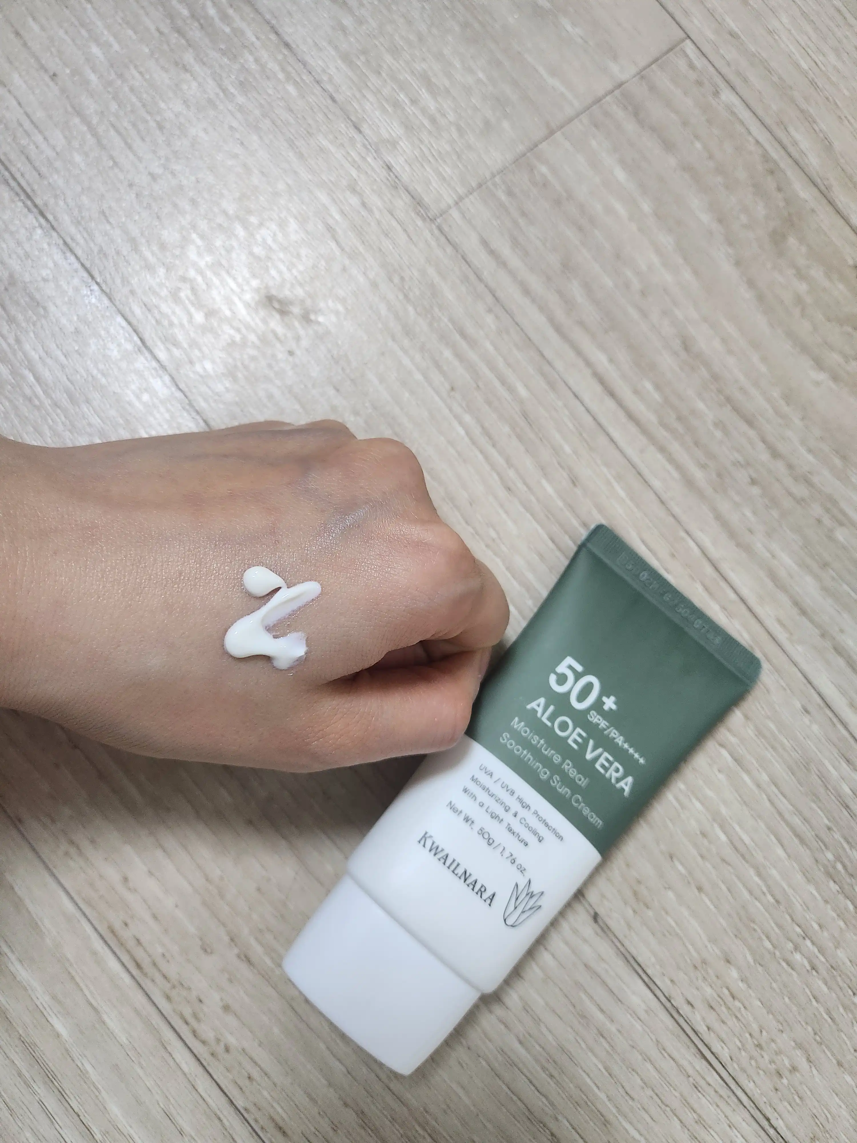 언니의파우치 리뷰 이미지 2 - [알로에베라 모이스처 리얼 수딩 선크림]