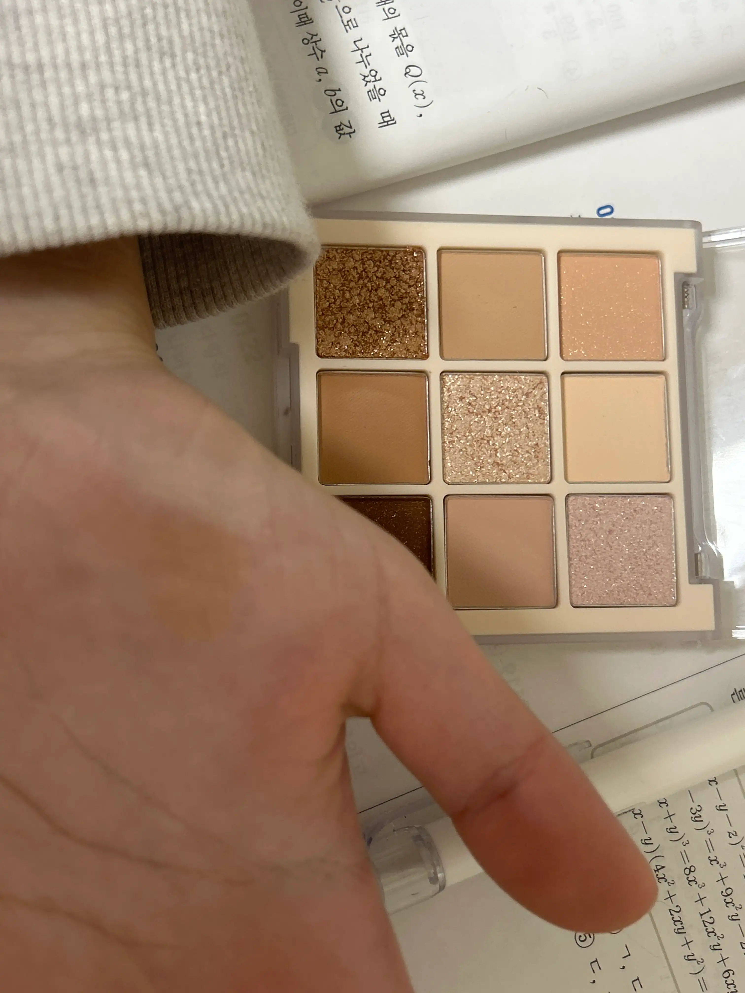 언니의파우치 리뷰 이미지 2 - [무드 블렌딩 섀도우 팔레트 [01 스파클링 샌드]]