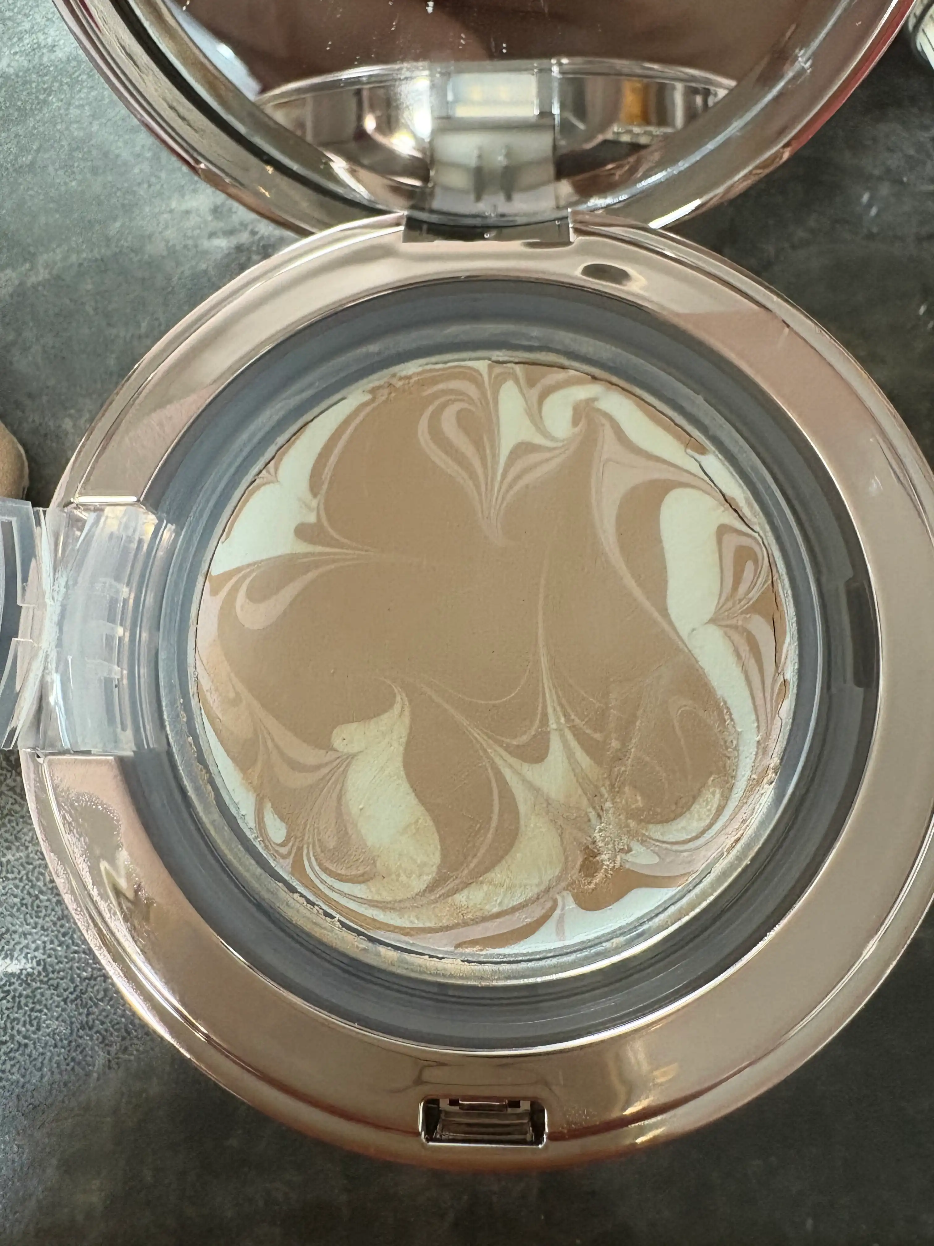 언니의파우치 리뷰 이미지 3 - [(샤이닝드롭스 레드 에디션) 예리코 로즈 에센스 커버 팩트]