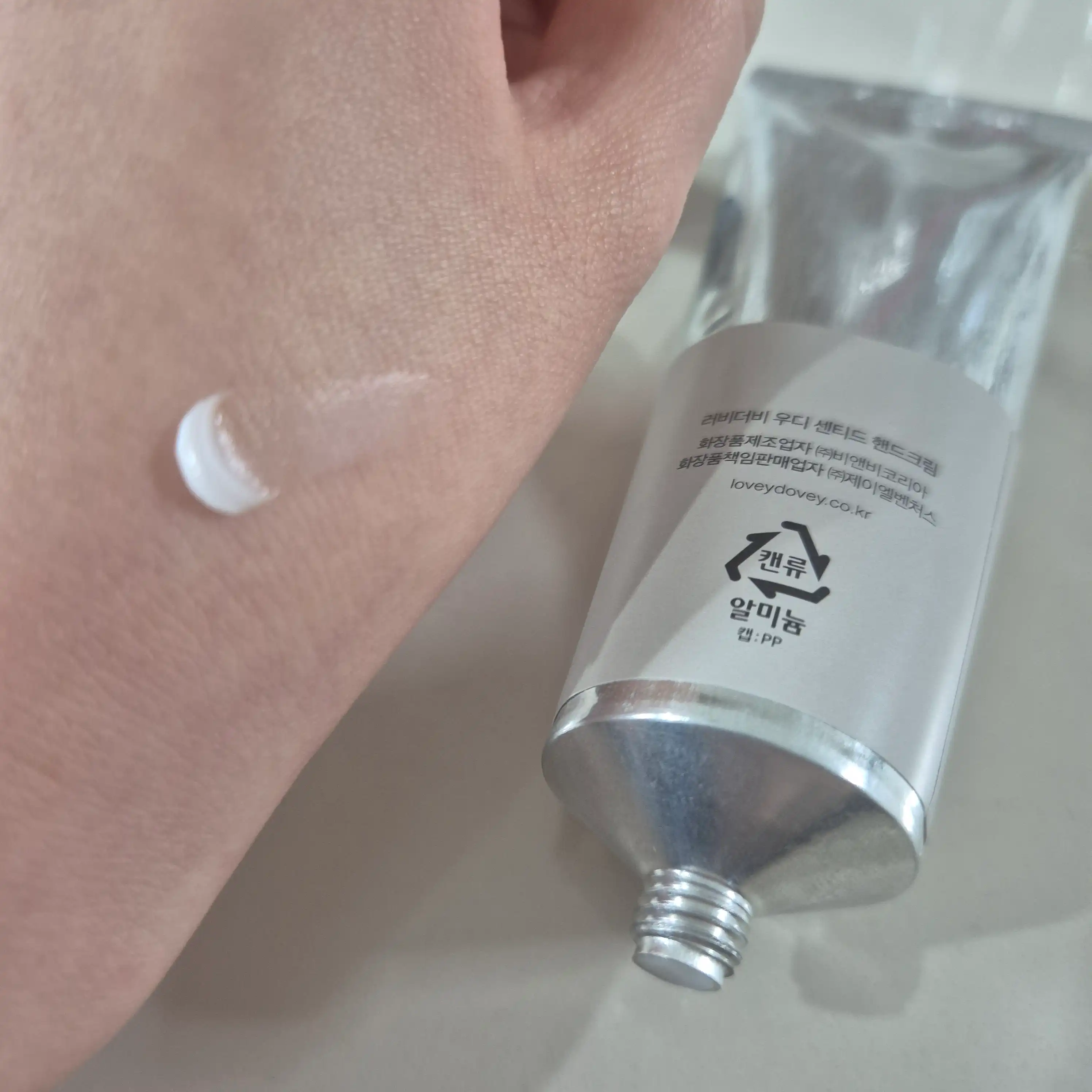 언니의파우치 리뷰 이미지 2 - [센티드 핸드크림 [우디]]
