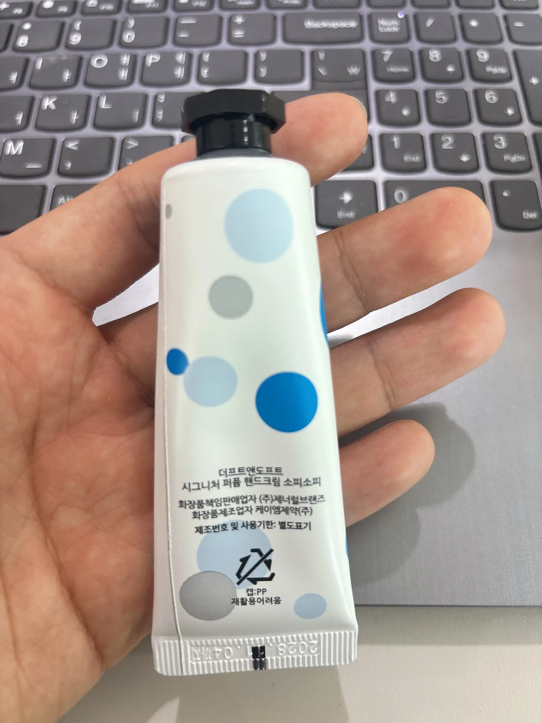 언니의파우치 리뷰 이미지 2 - [시그니처 퍼퓸 핸드크림 소피소피]