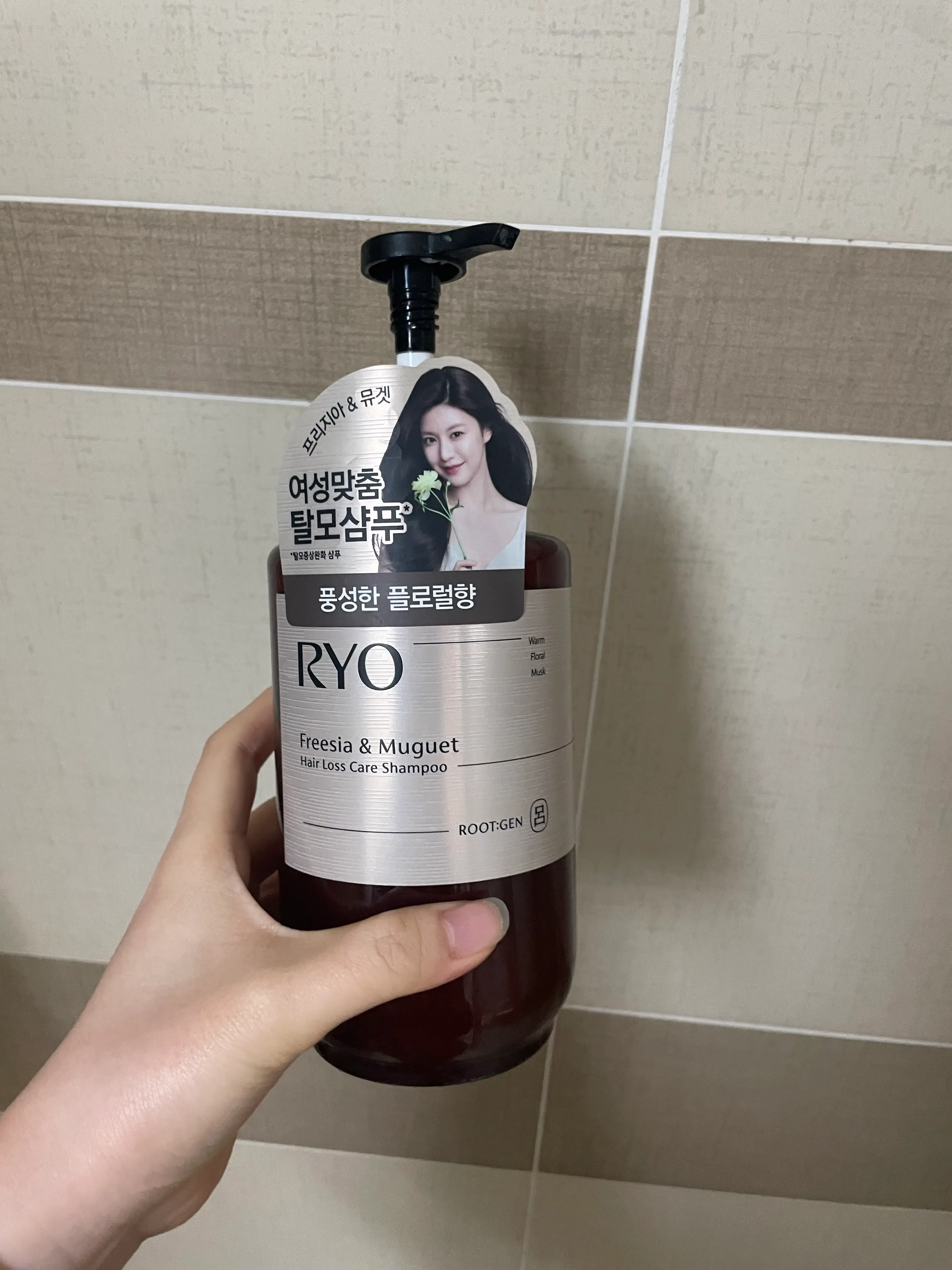 선택된 언니의파우치 리뷰 이미지 - [루트젠 퍼퓸 탈모증상전문케어 샴푸 [프리지아&뮤겟]]