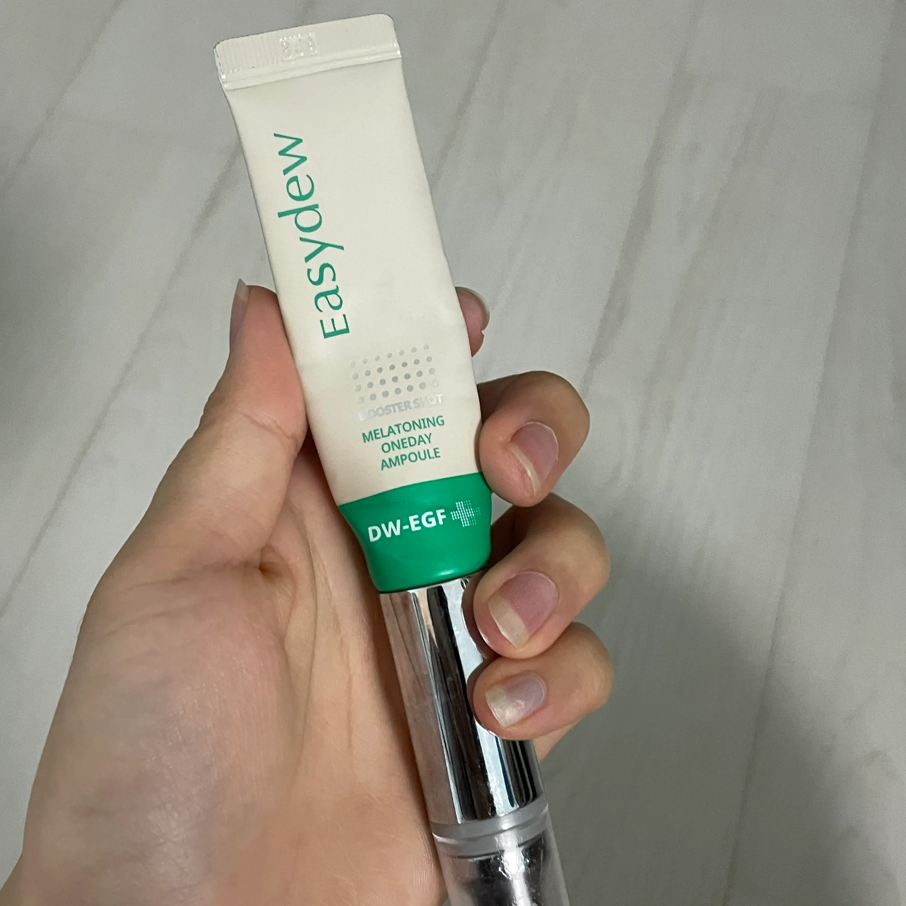 선택된 언니의파우치 리뷰 이미지 - [디더블유 이지에프 멜라토닝 원데이 앰플 부스터 샷]