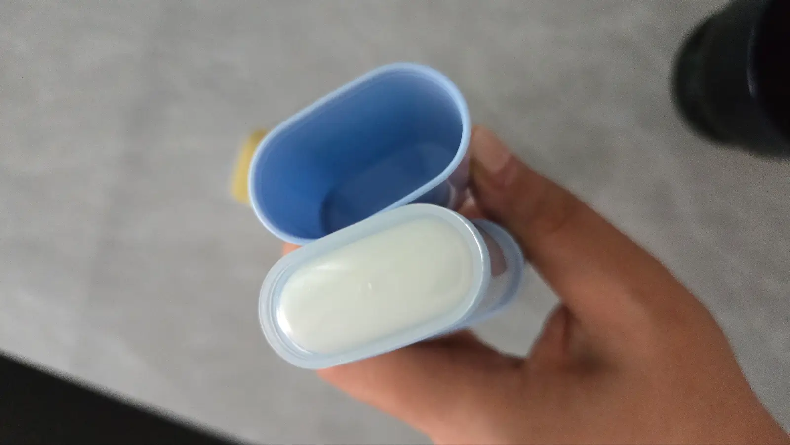 선택된 언니의파우치 리뷰 이미지 - [블루 캐모마일 히알루론산 에어리 선 스틱]