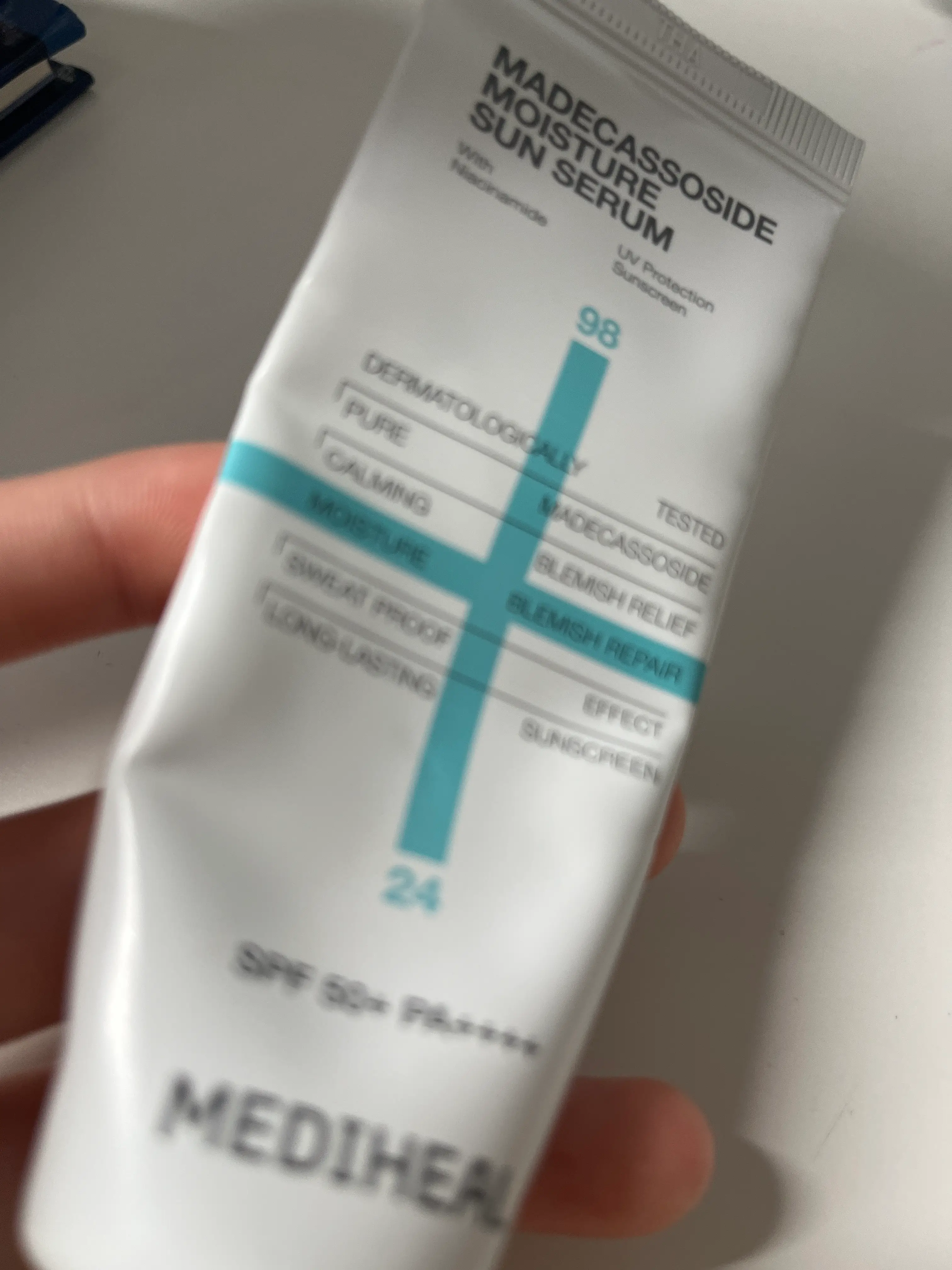 선택된 언니의파우치 리뷰 이미지 - [마데카소사이드 수분 선세럼 흔적 리페어]