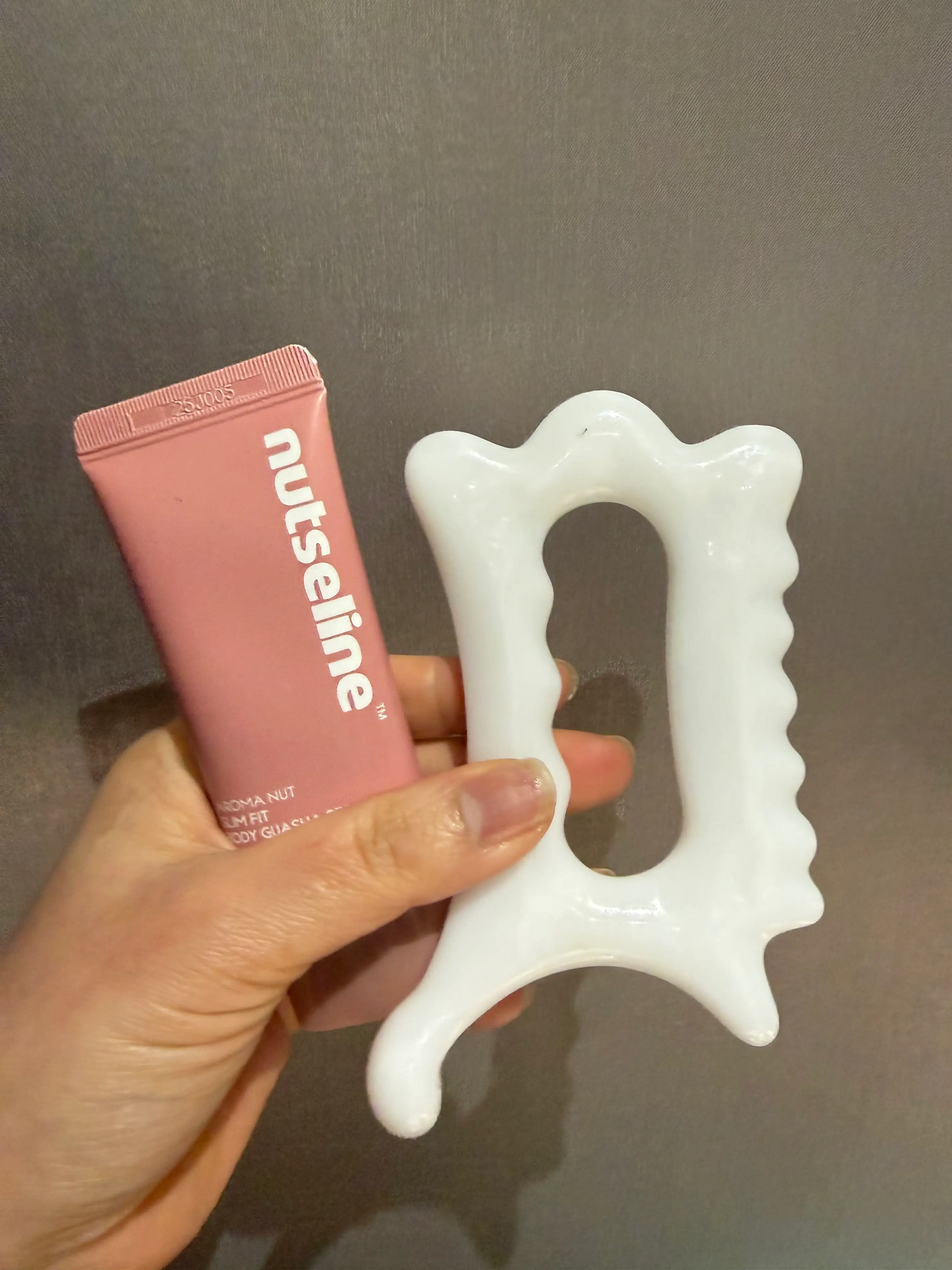 선택된 언니의파우치 리뷰 이미지 - [아로마 넛 슬림핏 바디 괄사 세럼]