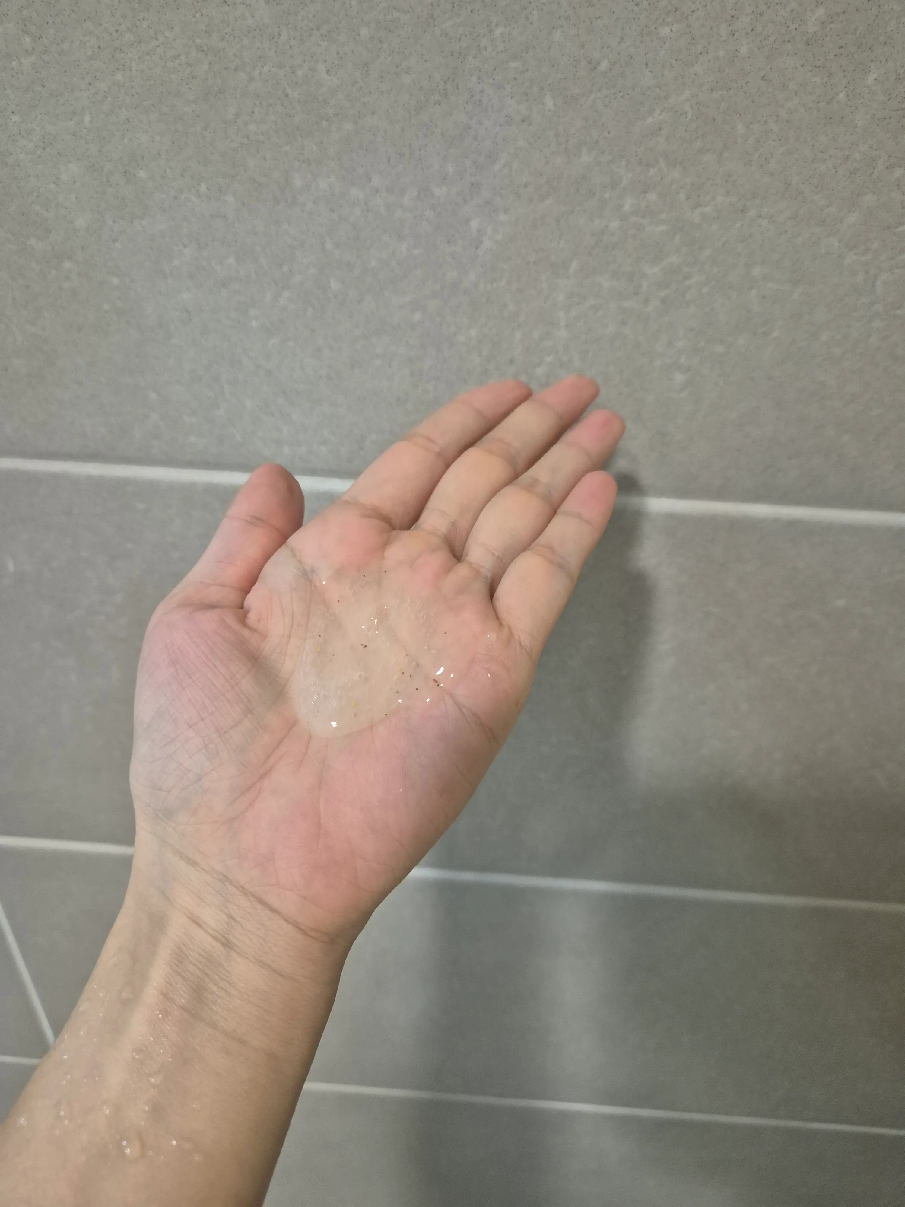 선택된 언니의파우치 리뷰 이미지 - [바디타민 나이아신아마이드 B3 2프로 비타 캡슐 브라이트닝 바디 스크럽 워시]