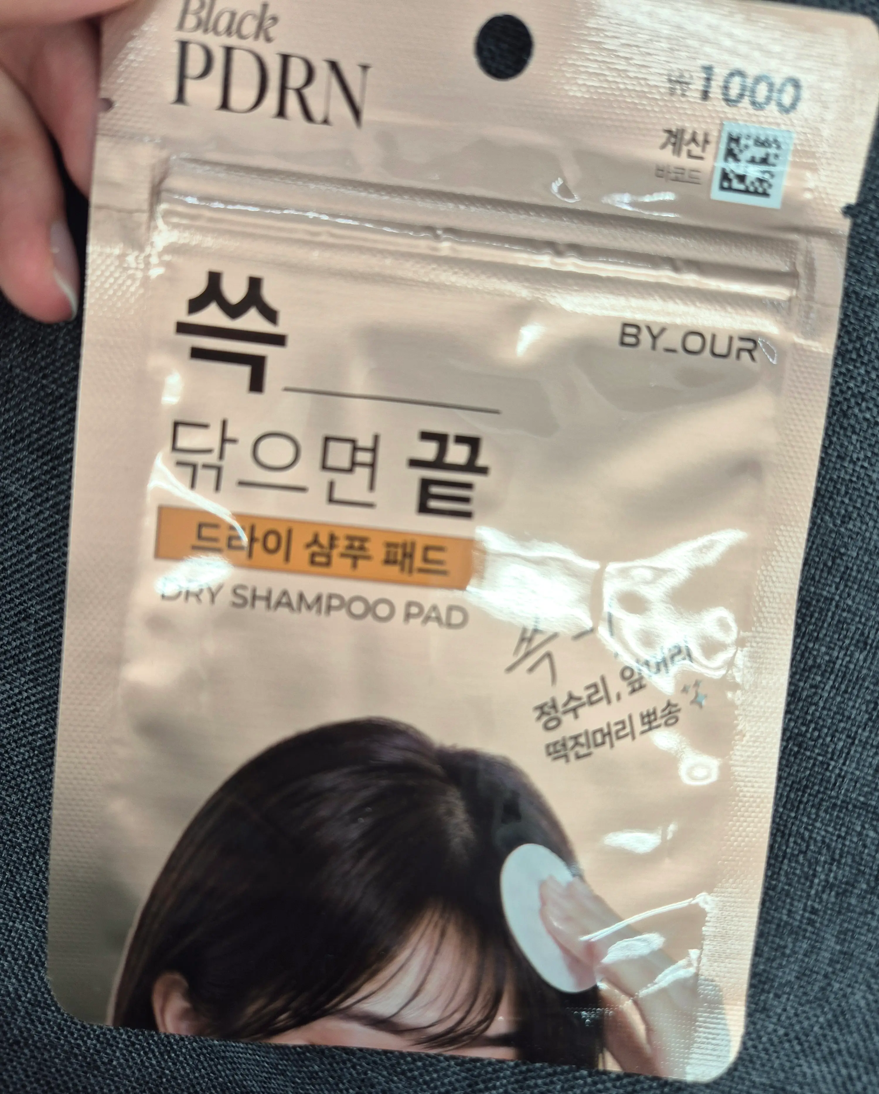선택된 언니의파우치 리뷰 이미지 - [360도 볼륨업 블랙 PDRN 드라이샴푸 패드]
