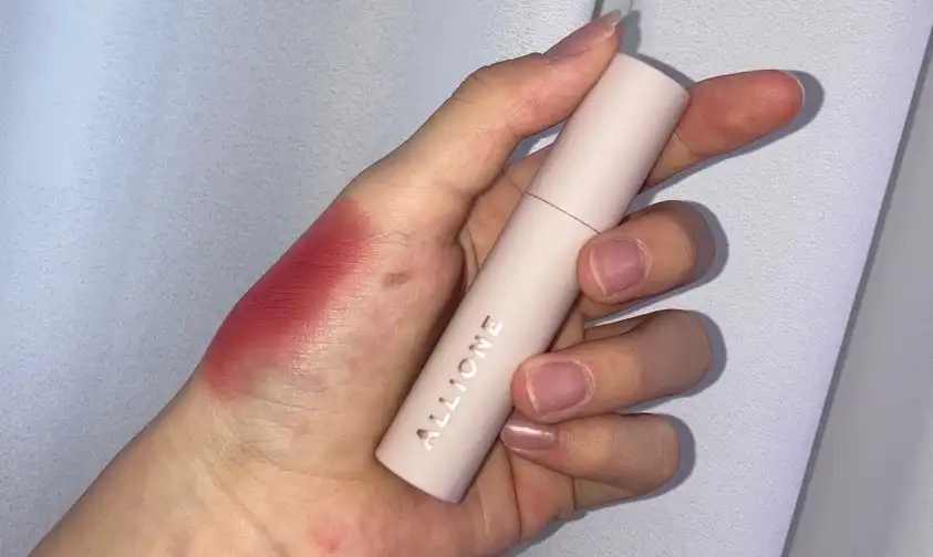 언니의파우치 리뷰 이미지 - [뮤즈 멜로우 벨벳 틴트 리미티드 에디션 [101. 쉬즈 로디드 리미티드]]