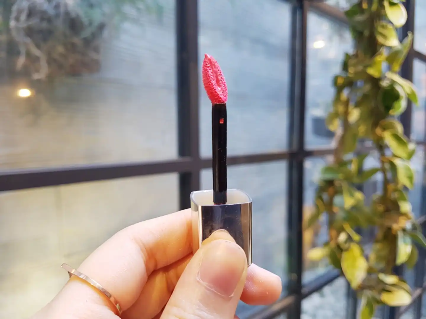 언니의파우치 리뷰 이미지 3 - [샤인 카레스 글로스 틴트 [203 라비앙 로즈]]