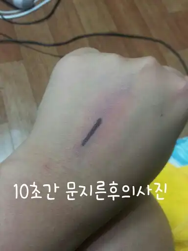 언니의파우치 리뷰 이미지 4 - [스키니터치 붓펜 아이라이너 [01 블랙]]