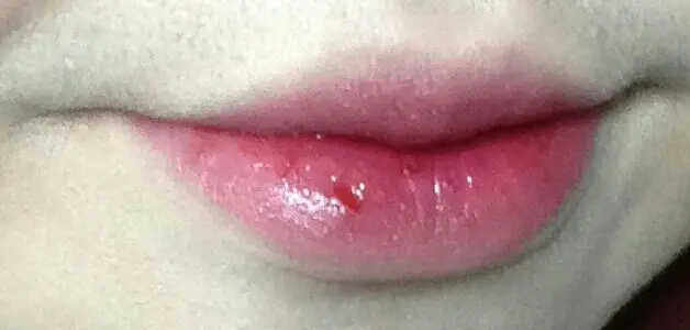 선택된 언니의파우치 리뷰 이미지 - [샘물 촉촉 케익 밤 01 레드 초콜릿 무스]
