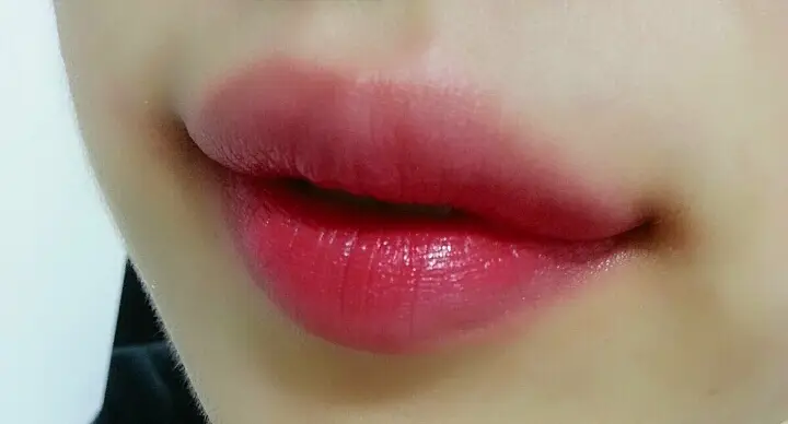 선택된 언니의파우치 리뷰 이미지 - [[더 스타일] 롱웨어 쿠션 립 크레용 [마이애미레드]]